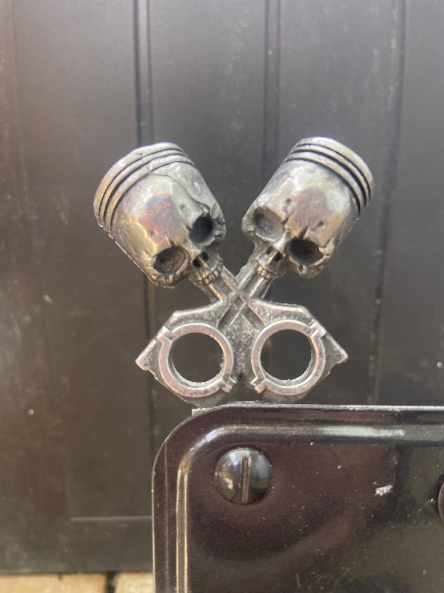 Piston Skull Head Licence Plate Topper - Custom Hot Rod and Motorbike Accessories